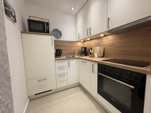 Kjøleskap, mikrobølgeovn, ovn og kokeplater