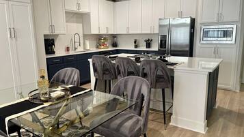 Een magnetron, een oven, een kookplaat, een vaatwasser