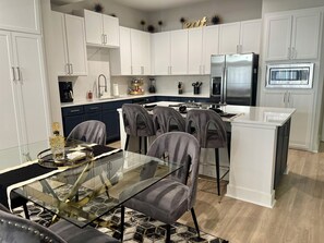 電子レンジ、オーブン、コンロ、食器洗い機