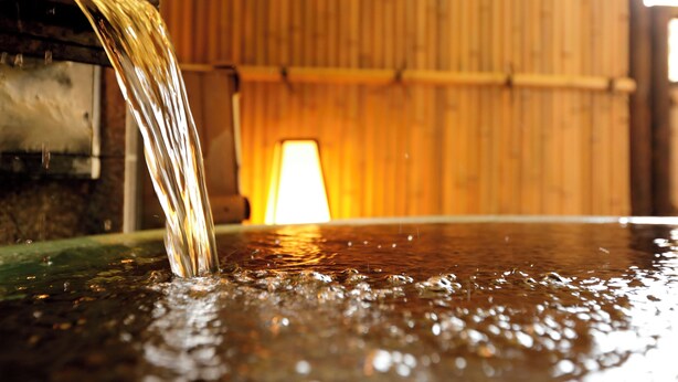 Water flowing from a faucet into a basin. - Hotel Nanpuso (Hakone)