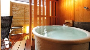 A hot tub with a wooden floor and a bamboo screen in the background. - Hotel Nanpuso (Hakone)