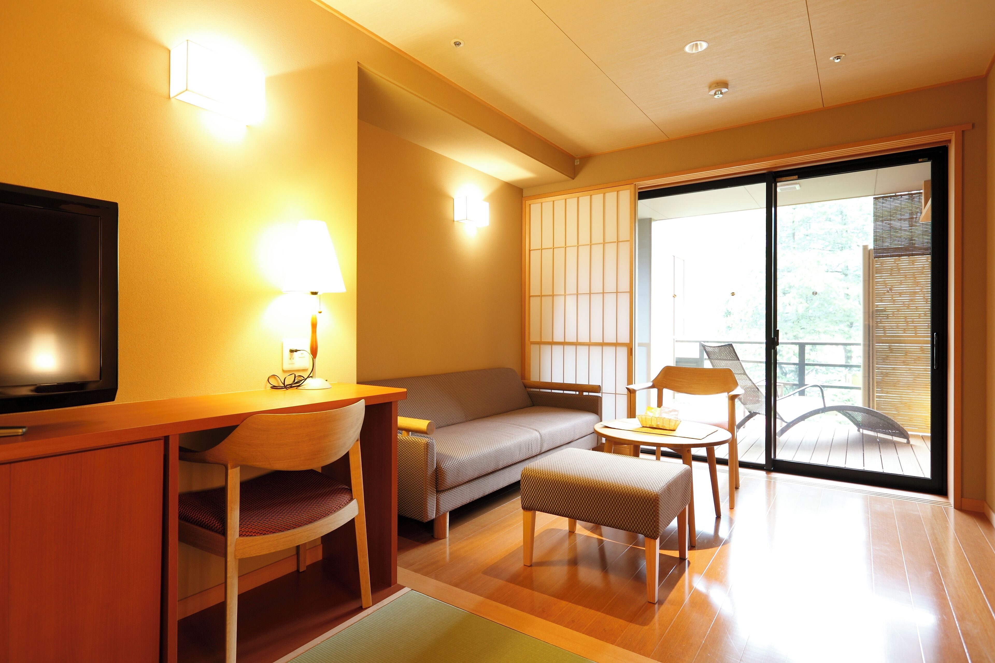 温泉かけ流し露天風呂付　和モダンツイン | 羽毛の掛け布団、セーフティボックス (室内)、アイロン / アイロン台、WiFi (無料)