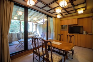 Huone, tupakointi kielletty (Japanese-Western Style) | 1 makuuhuone, untuvapeitot, tallelokero huoneessa, silitysrauta/-lauta