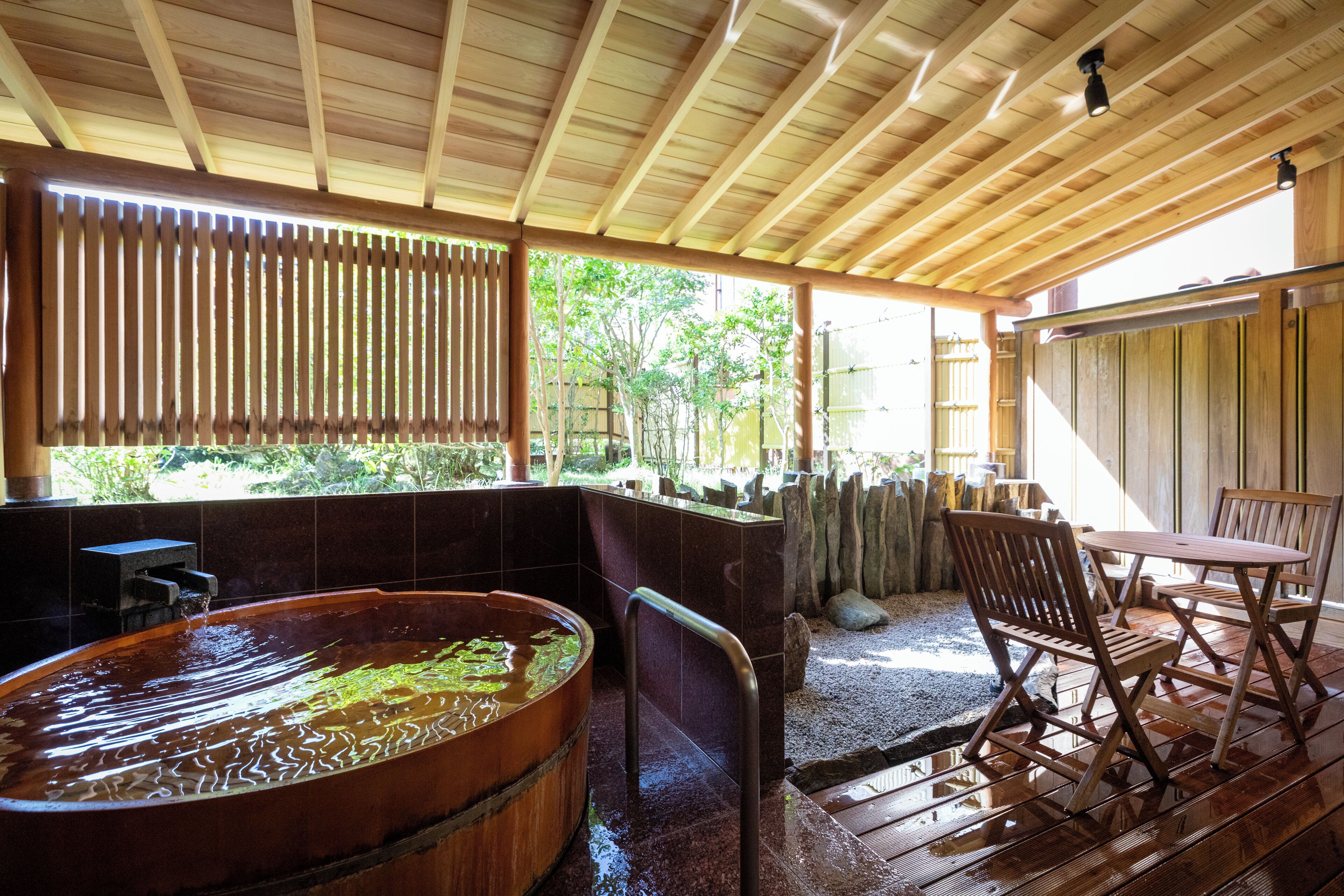 日式客房, 无烟房 (premium suite room with open-air-bath) | 浴室 | 独立的浴缸和淋浴、吹风机、拖鞋、电子马桶