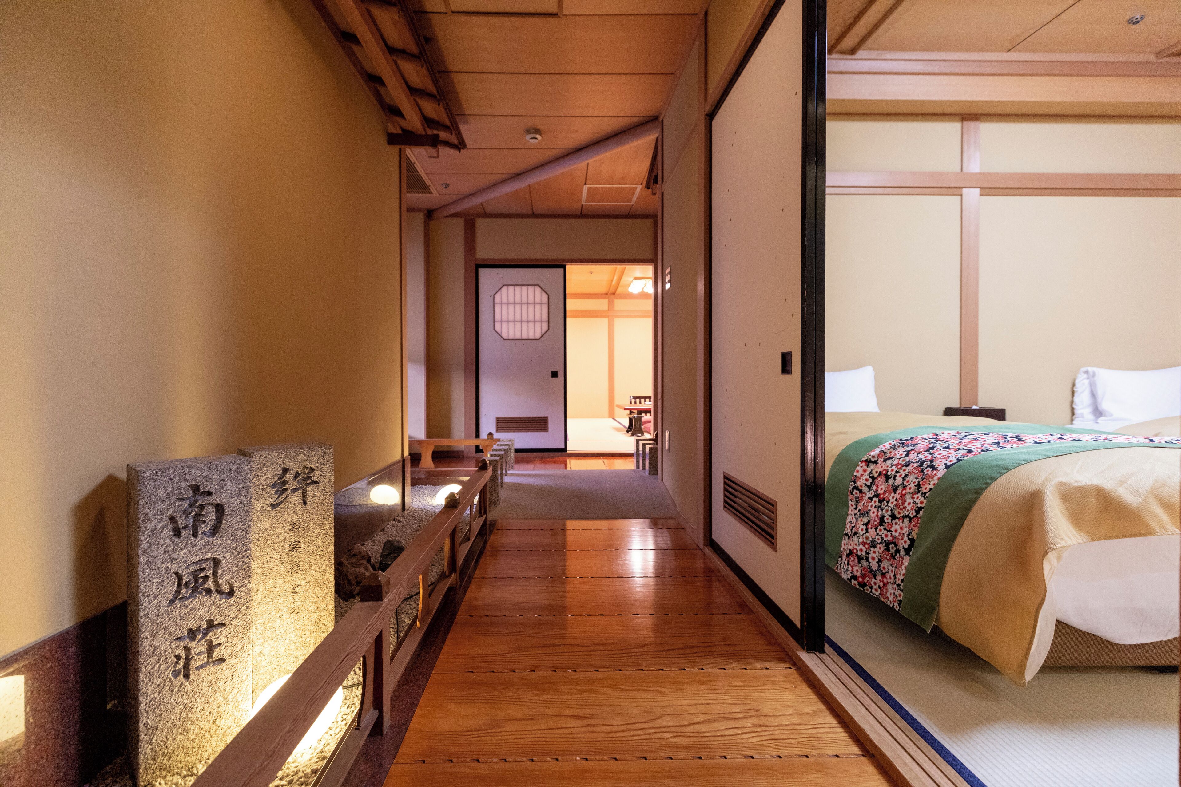 Chambre de style japonais, non-fumeurs (premium suite room with open-air-bath) | Couette en duvet d'oie, coffres-forts dans les chambres