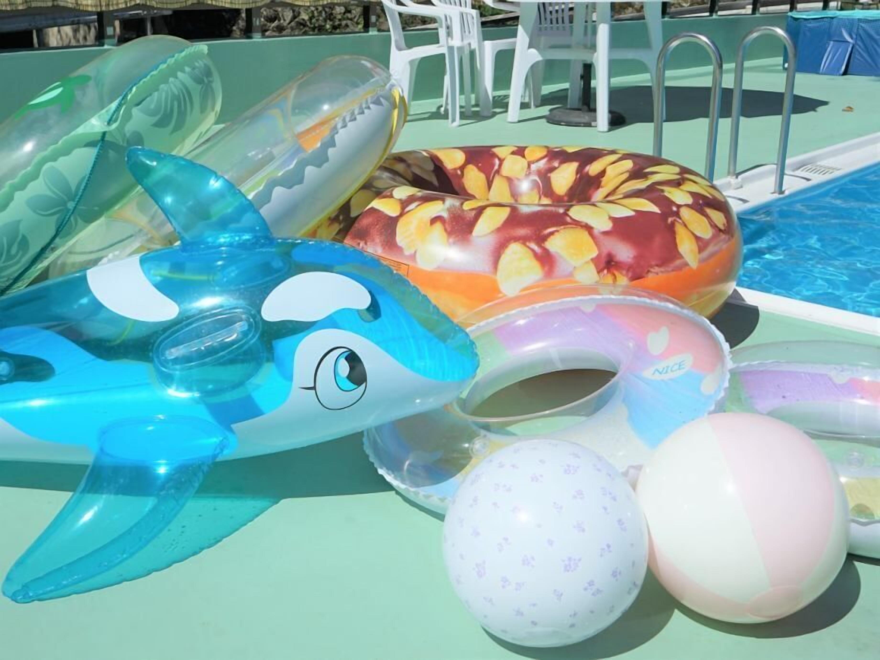 시즌별로 운영되는 야외 수영장, 09:30 ~ 16:30 오픈, 수영장 파라솔, 시설 내 인명구조원