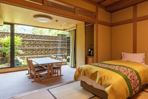 Quarto em estilo japonês, para não fumantes (with open-air-bath typeB2) | Edredons de pluma, cofres nos quartos, ferros/tábuas de passar roupa