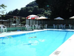 Piscina externa sazonal, funciona das 9h30 às 16h30, guarda-sóis