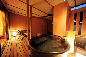 A wooden deck with a hot tub, wooden walls, and a bench. - Hotel Nanpuso (Hakone)