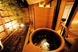 Separate tub and shower, hair dryer, slippers, electronic bidet - Hotel Nanpuso (Hakone)