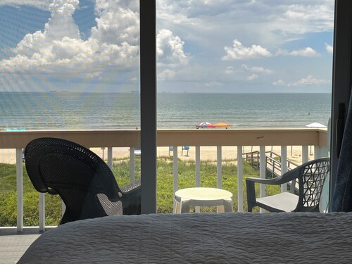 BEACH / OCEAN FRONT - 2 KING BEDROOM CONDO WITH BIG YARD THATS TOTALLY BEACHIN!!