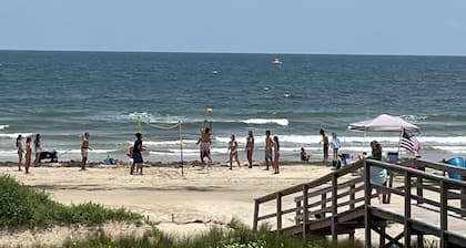 BEACH / OCEAN FRONT - 2 KING BEDROOM CONDO WITH BIG YARD THATS TOTALLY BEACHIN!!