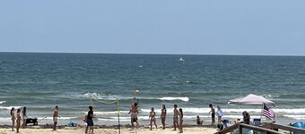 BEACH / OCEAN FRONT - 2 KING BEDROOM CONDO WITH BIG YARD THATS TOTALLY BEACHIN!!