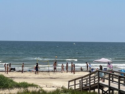 BEACH / OCEAN FRONT - 2 KING BEDROOM CONDO WITH BIG YARD THATS TOTALLY BEACHIN!!