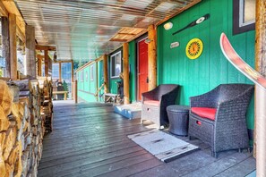 Terrace/patio - Rainier Bunkhouse & Bar-Cade- HotTub,MtnView,2 blks to Packwood Brewing! Pets ok (Packwood)