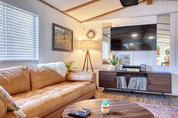 Living area - Rainier Bunkhouse & Bar-Cade- HotTub,MtnView,2 blks to Packwood Brewing! Pets ok (Packwood)