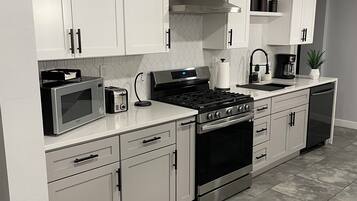 Micro-ondes, four, plaque de cuisson, lave-vaisselle