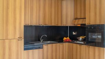 Frigorifero, forno, piano cottura, bollitore elettrico