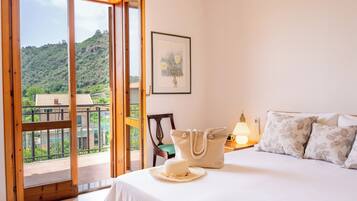 1 camera, una scrivania, ferro/asse da stiro, lenzuola