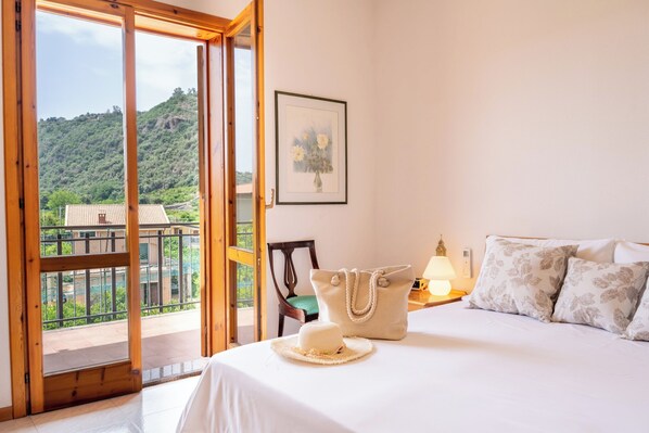 1 camera, una scrivania, ferro/asse da stiro, lenzuola