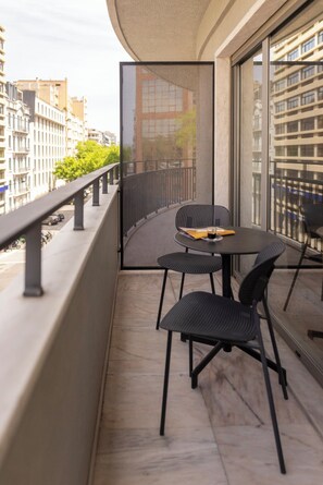 Outdoor dining - 2-Bedrooms in Avenidas Novas — Balcony, Services and Comfort by Gulbenkian (Lisboa)