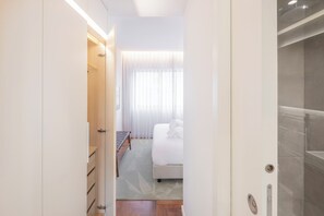 2 habitaciones, caja de seguridad en la habitación y escritorio 