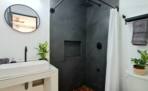 Haartrockner, Handtücher, Seife, Shampoo