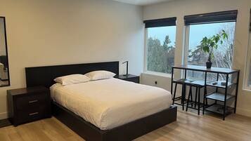 Quarto superior, varanda, vista para o rio | Escrivaninha, Wi-Fi de cortesia, roupa de cama