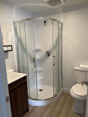 Chambre | Salle de bain | Douche, sèche-cheveux, serviettes fournies, savon