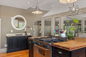 冷蔵庫、電子レンジ、オーブン、コンロ