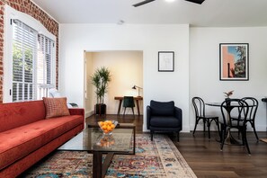 高級寢具、書桌、手提電腦工作空間、遮光窗簾/窗簾