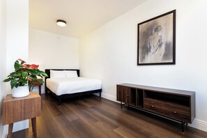 高档床上用品、办公桌、笔记本电脑工作区、遮光窗帘