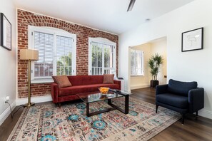 Literie de qualité, bureau, espace de travail pour ordinateurs portables