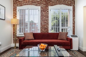 Luxe beddengoed, een bureau, een laptopwerkplek