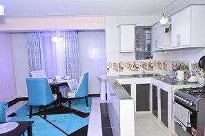 Deluxe-suite - 2 soveværelser | Privat køkken | Køleskab, mikrobølgeovn, ovn, køkkentøj/tallerkener/redskaber
