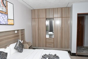 Deluxe Suite, 3 Bedrooms | Premium bedding, individually decorated, individually furnished, desk