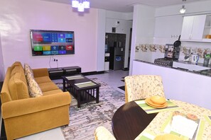 Deluxe-suite - 2 soveværelser | Opholdsområde | 55-tommers smart-tv med digitale kanaler, Netflix, streamingtjenester