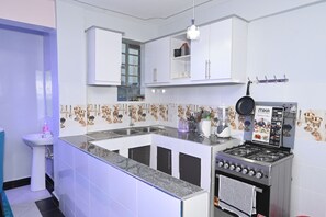 Suite – deluxe, 2 soverom | Eget kjøkken | Kjøleskap, mikrobølgeovn, ovn og kjøkkenutstyr