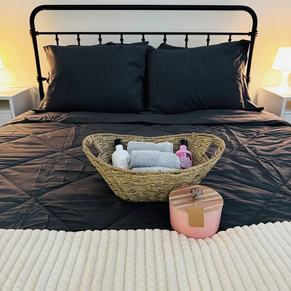 1 habitación, tabla de planchar con plancha, wifi gratis y ropa de cama