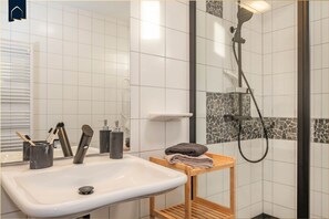 Douche, serviettes fournies