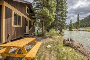 Outdoor dining - Brand new cabin on Gallatin River w/ access to fly fishing (Big Sky)