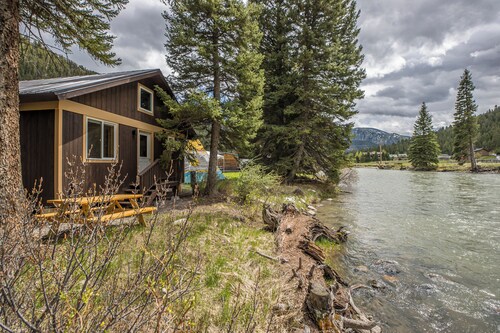 Brand new cabin on Gallatin River w/ access to fly fishing