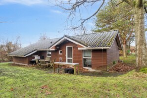 A small house with a sloped roof, a front door, and a window. - Cozy summer house close to the beach (Grenå)