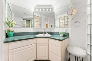 Douche, sèche-cheveux, serviettes fournies