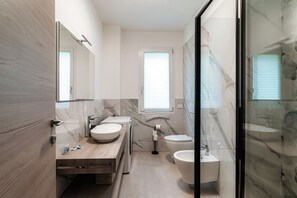 Regadera, secadora de cabello, bidet 
