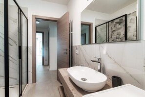 Douche, séchoir à cheveux, bidet