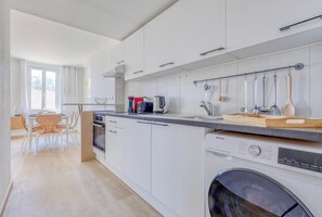 Kühlschrank, Ofen, Wasserkocher mit Kaffee-/Teezubehör, Toaster