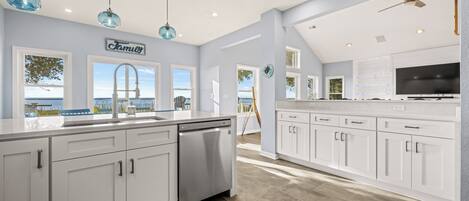 Jääkaappi, mikroaaltouuni, uuni, astianpesukone