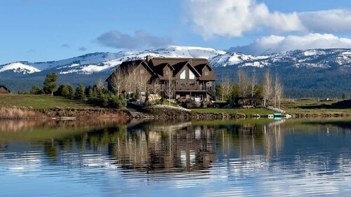 45 MIN to YNP | Waterfront Cabin | Private Dock
