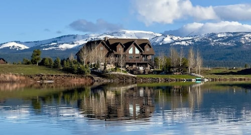 45 MIN to YNP | Waterfront Cabin | Private Dock